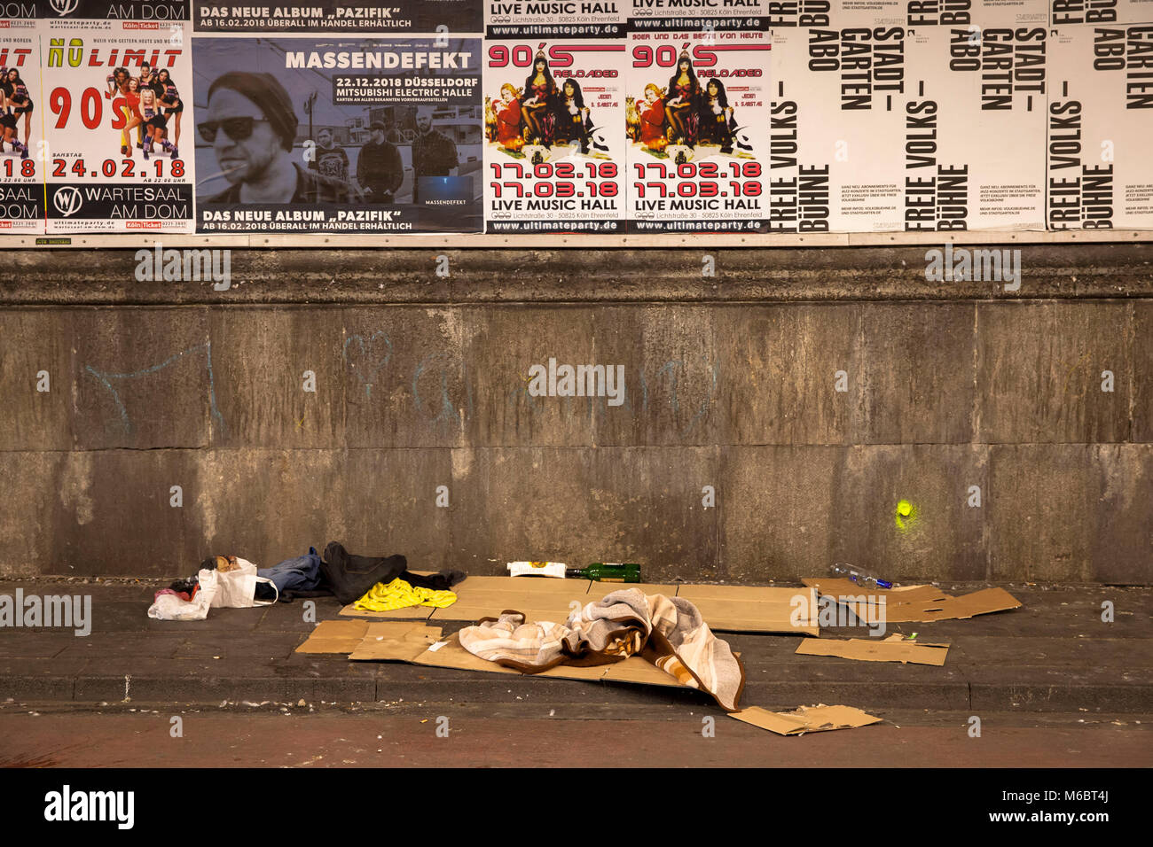 Schlafplatz eines homless Person unter dem Hauptbahnhof, Köln, Deutschland. Schlafplatz eines Obdachlosen unter dem Hauptbahnhof, Köln, Deutschland Stockfoto