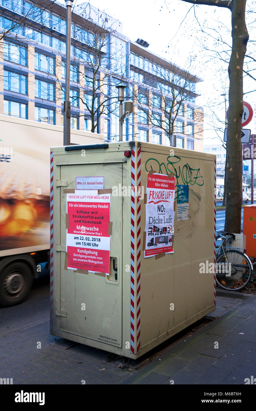 Deutschland, Köln, Feinstaub und eine Messstation am Straße Clevischer Ring im Bezirk Mülheim an der Ruhr, die höchsten Gipfel auf Stickstoff diox Stockfoto