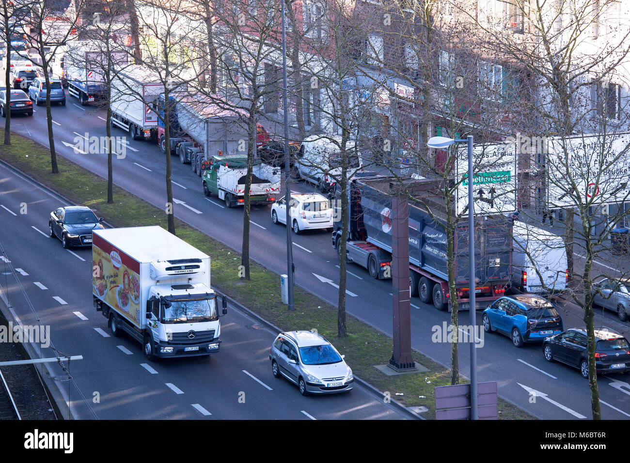 Deutschland, Köln, die Straße Clevischer Ring im Bezirk Mülheim an der Ruhr, die höchsten Gipfel auf stickstoffdioxid Kontamination in Nordrhein-Westfalen, Stockfoto