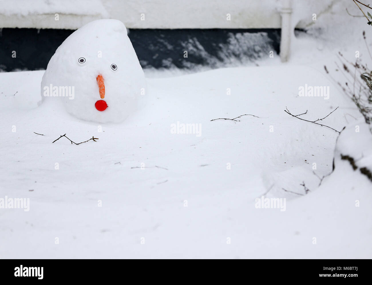 Ein Schneemann Kopf sitzt auf dem Boden in Dublin als extreme Wetterbedingungen fortgesetzt. Bild Datum: Freitag, März 2, 2018. Siehe PA Geschichte Wetter Schnee Irland. Photo Credit: Brian Gesetzlosen/PA-Kabel Stockfoto