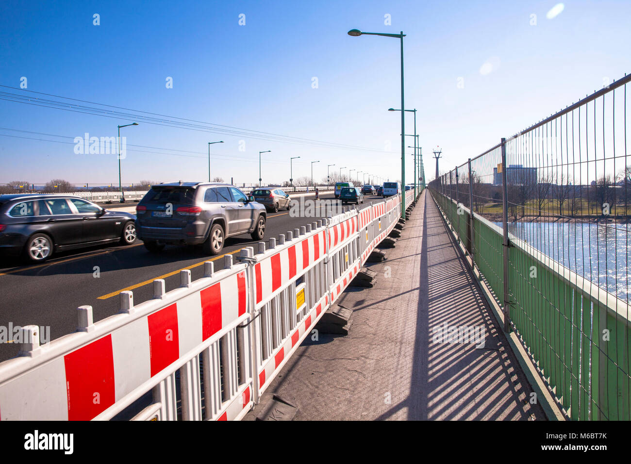 Straße Hindernisse bei einer Road construction Zone auf der Zoobrücke über den Rhein, Köln, Deutschland. Baustellenabsperrung auf der Zoobruecke ueber d Stockfoto