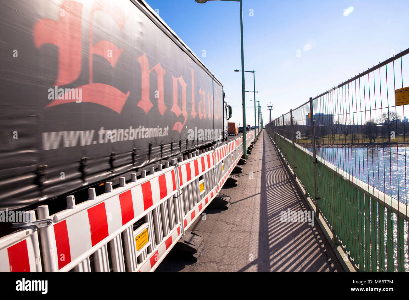 Straße Hindernisse bei einer Road construction Zone auf der Zoobrücke über den Rhein, Köln, Deutschland. Baustellenabsperrung auf der Zoobruecke ueber d Stockfoto