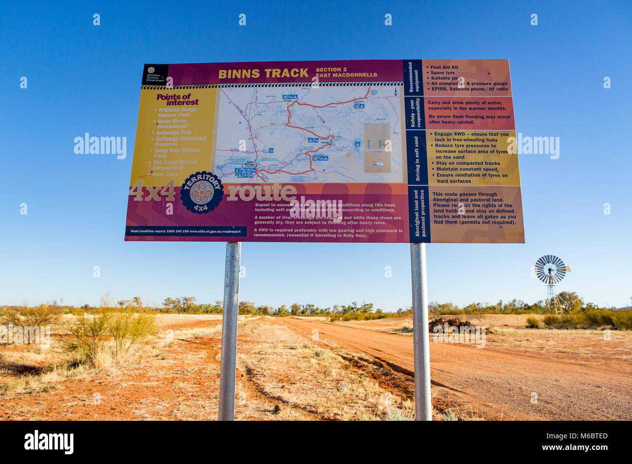 Binns Track signage aus der Fülle Highway in der Nähe von Alice Springs, Northern Territory, Australien. Berühmt für Juwel Opale. Stockfoto