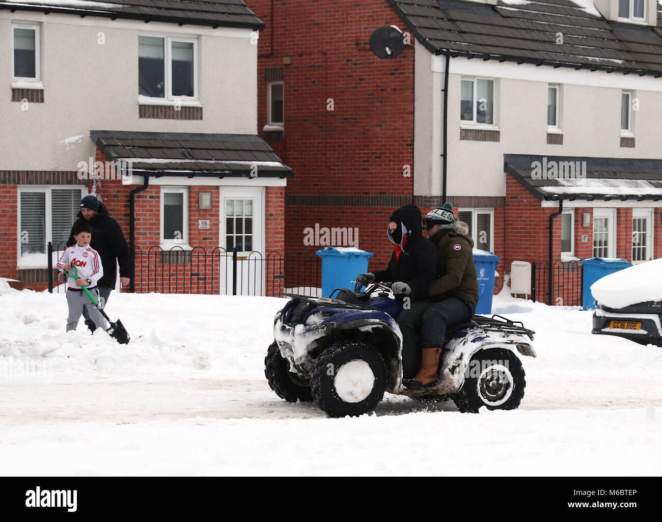 Die Menschen fahren mit dem Quad Bike in Larbert, in der Nähe von Falkirk, wie Straßen und Eisenbahnen haben Unpassierbar wurde durch den kältesten Start bis März gerendert auf Aufzeichnung, verseilung Hunderte von Menschen, die in gefährlichen Bedingungen. Stockfoto