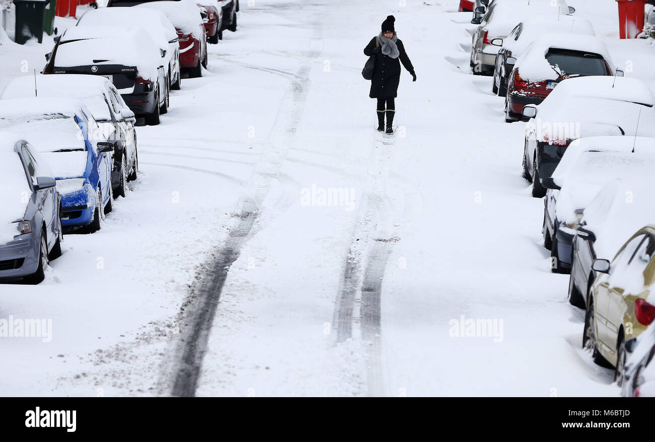 Eine Frau geht ein Schnee Straße in Drumcondra, Dublin bedeckt, da die Wetterbedingungen fortgesetzt. Bild Datum: Freitag, März 2, 2018. Siehe PA Geschichte Wetter Schnee Irland. Photo Credit: Brian Gesetzlosen/PA-Kabel Stockfoto