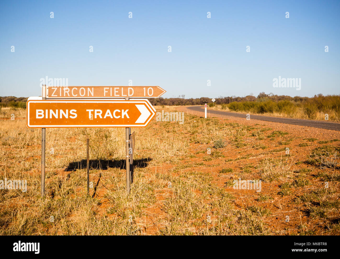 Binns Track signage aus der Fülle Highway in der Nähe von Alice Springs, Northern Territory, Australien. Berühmt für Juwel Opale. Stockfoto