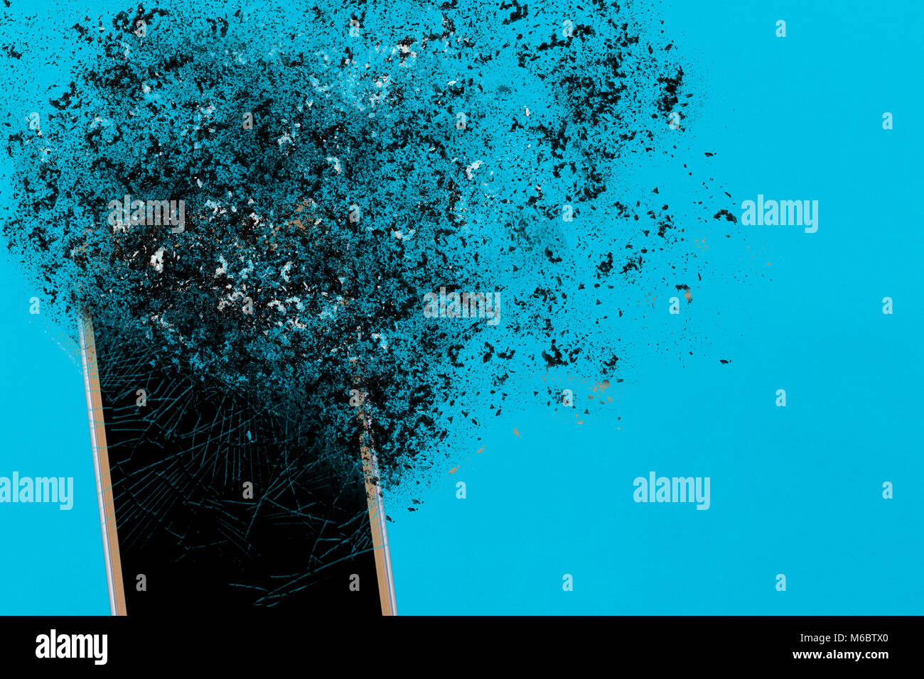 Smartphone Explosion auf blauem Hintergrund. Durch die Verwendung von Explosion Effekt bearbeiten. Stockfoto
