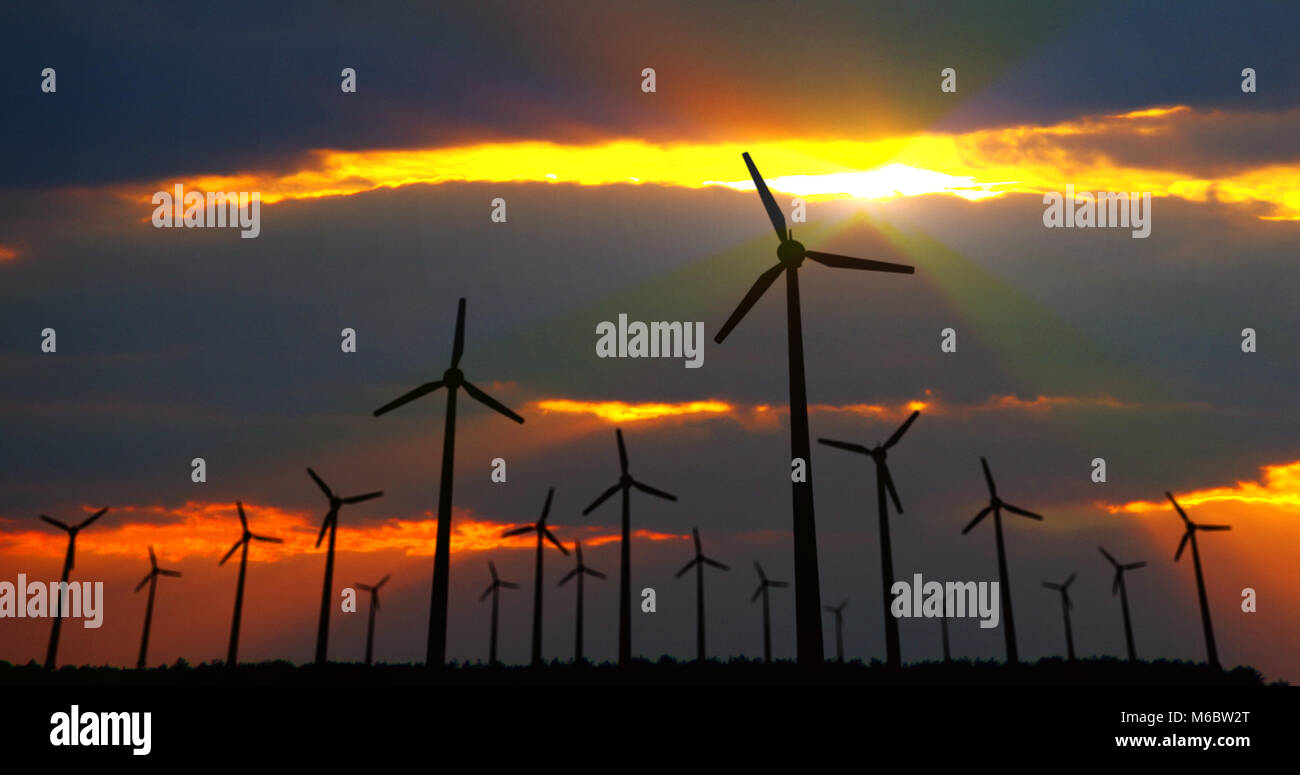 Windenergieanlagen Silhouette auf dramatische Himmel Hintergrund. Energie Windmühlen im Konzept der ökologischen Strom. Stockfoto