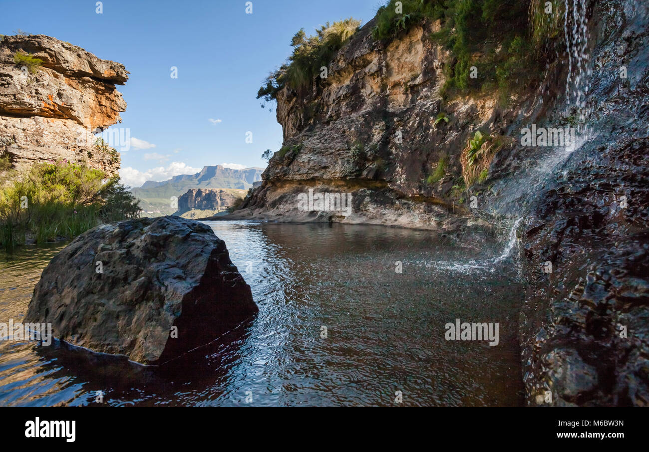 Wasserfall fließen in den Fluss. Südafrikanische Berge. Südafrikanische Landschaft. Stockfoto