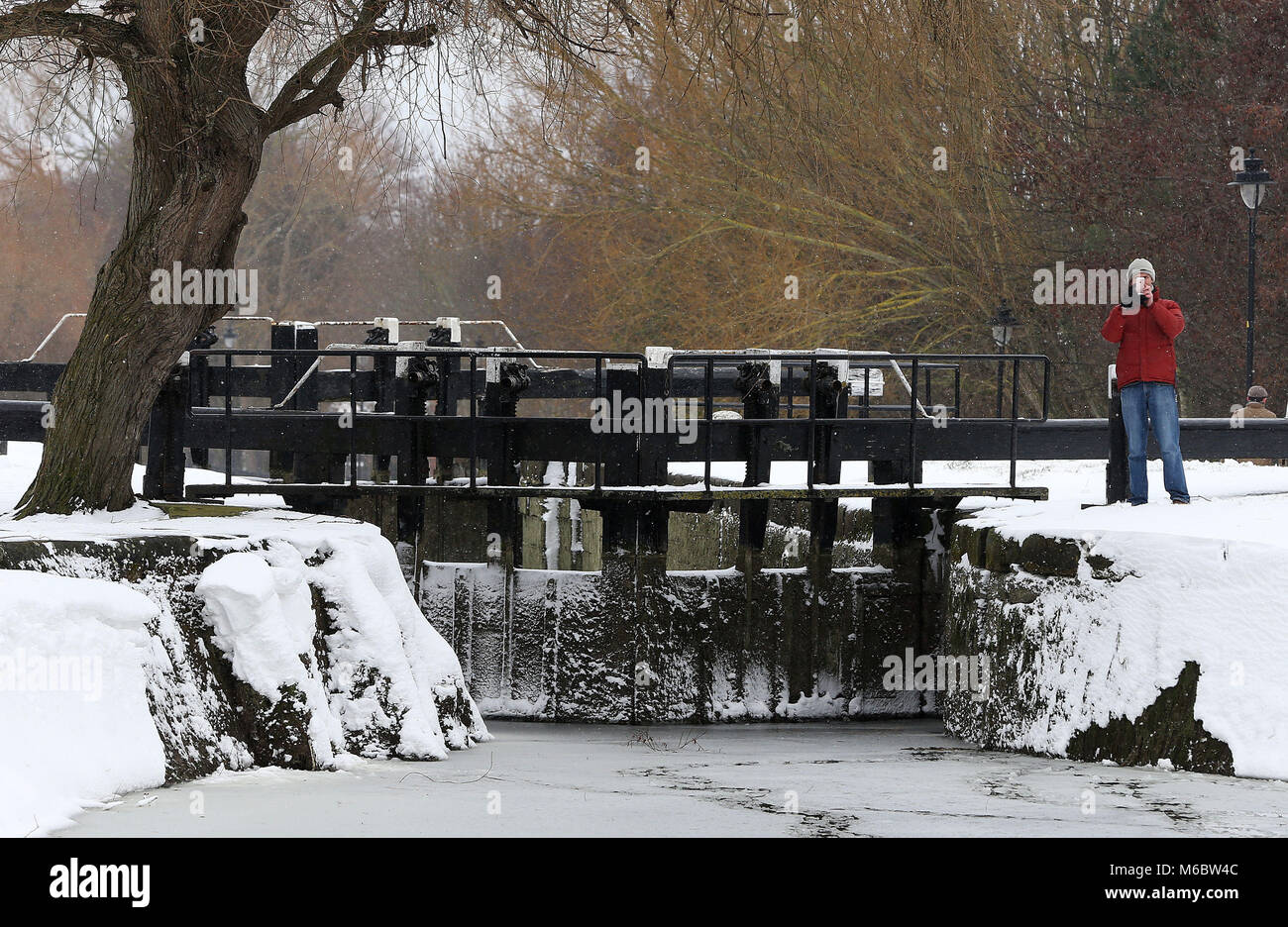 Ein Mann nimmt ein Foto am Ufer des Royal Canal in Drumcondra, Dublin als extreme Wetterbedingungen fortgesetzt. Bild Datum: Freitag, März 2, 2018. Siehe PA Geschichte Wetter Schnee Irland. Photo Credit: Brian Gesetzlosen/PA-Kabel Stockfoto