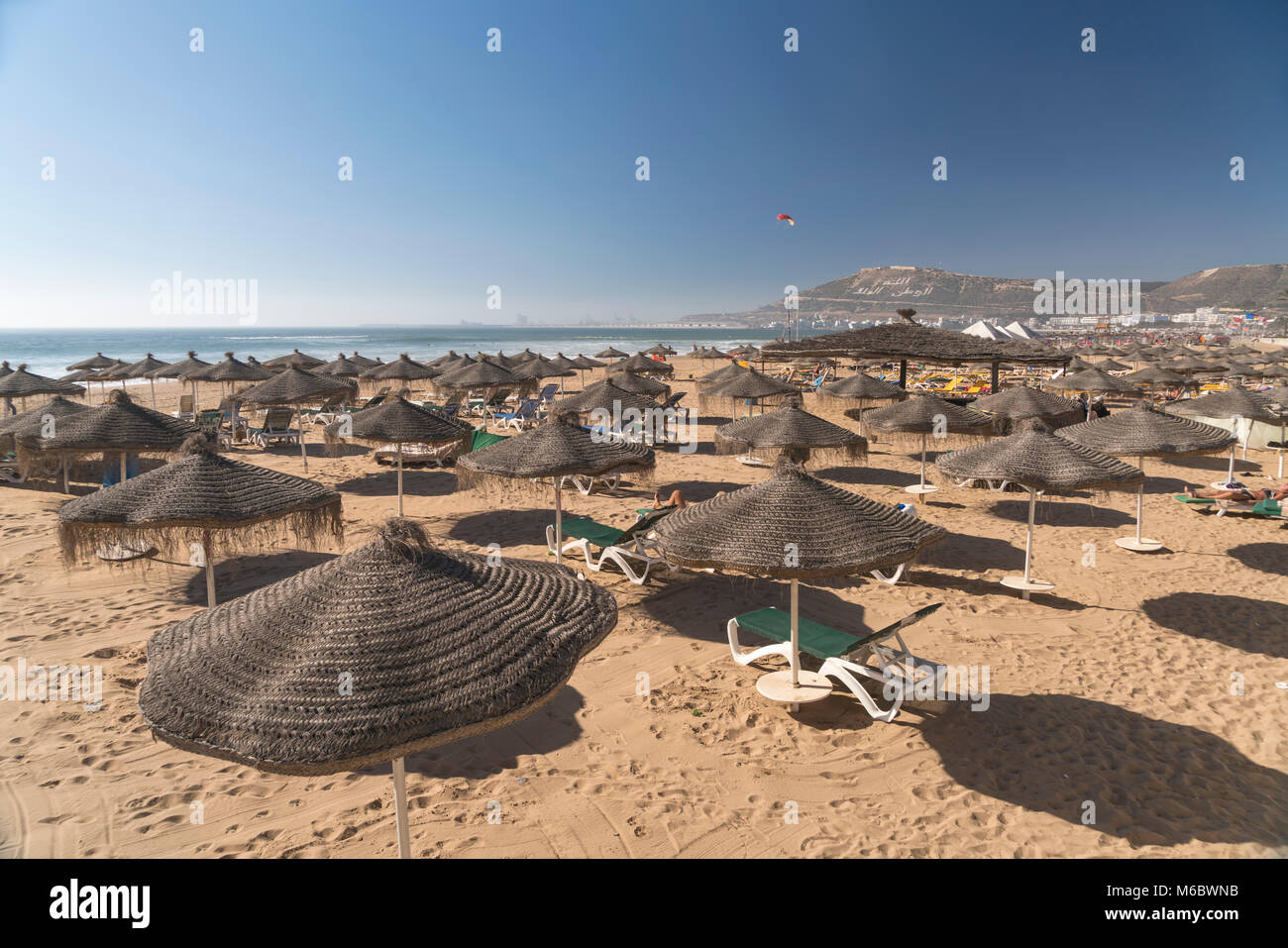 Sonnenschirme am Strand in Agadir, Königreich Marokko, Afrika | Sonnenschirme am Strand in Agadir, Königreich Marokko, Afrika Stockfoto