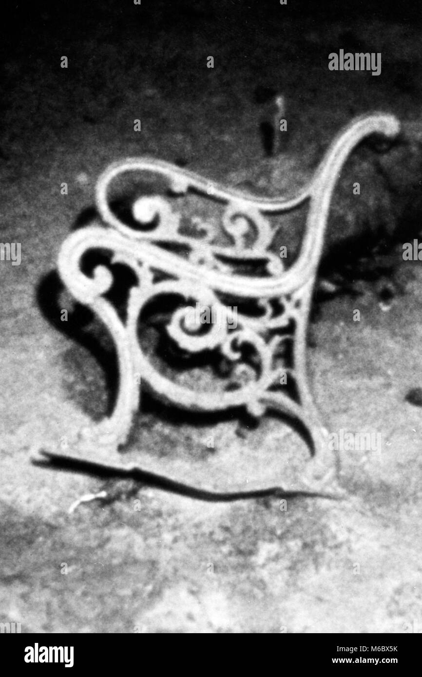 Eine gusseiserne Deck bench beleuchtet auf dem Meeresboden durch ein Licht von drei - Mann sub, das Wrack im letzten Jahr gedreht. Amerikanische Wissenschaftler Dr. Robert Ballard auf das Konto der Expedition ist in "Die Entdeckung der Buch der Titanic', morgen veröffentlicht. * Sprachkurs heraus Stockfoto