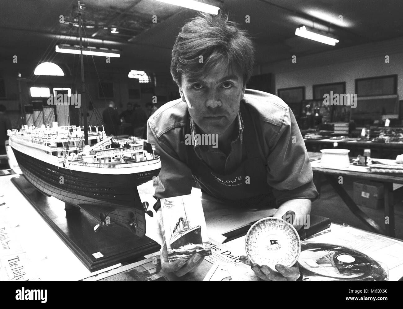 Versteigerer Patrick Bogue zeigt einige der Gegenstände, die unter den Hammer in einem Verkauf von Andenken von der Titanic bei der Kew Bridge Engineers Museum in Brentford zu gehen. Das Holz Modell des Schiffes, in den USA vor zwei Jahren gebaut wurde, wird voraussichtlich bis zu holen auf £ 3.500; eine Farbe Postkarte aus dem Untergang geweihten Passagier konnte holen bis zu £ 2.000 bis £ 4.000 für einen White Star Line Untertasse aus dem sinkenden Schiff durch ein Crew Mitglied erwartet. Stockfoto