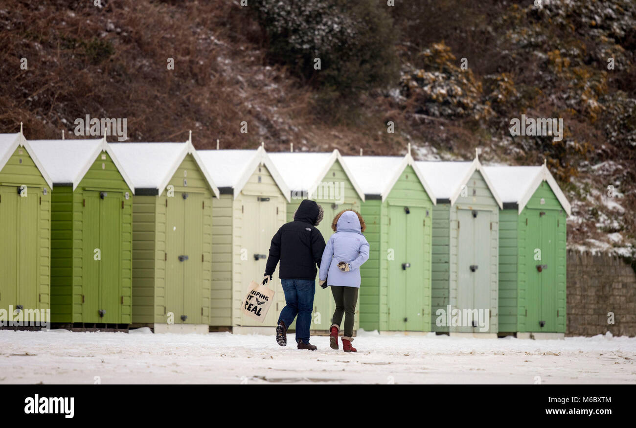 Die Menschen entlang der Schnee am Strand von Bournemouth, Dorset, wie extreme Wetter weiter Chaos in ganz Großbritannien zu stiften. Stockfoto