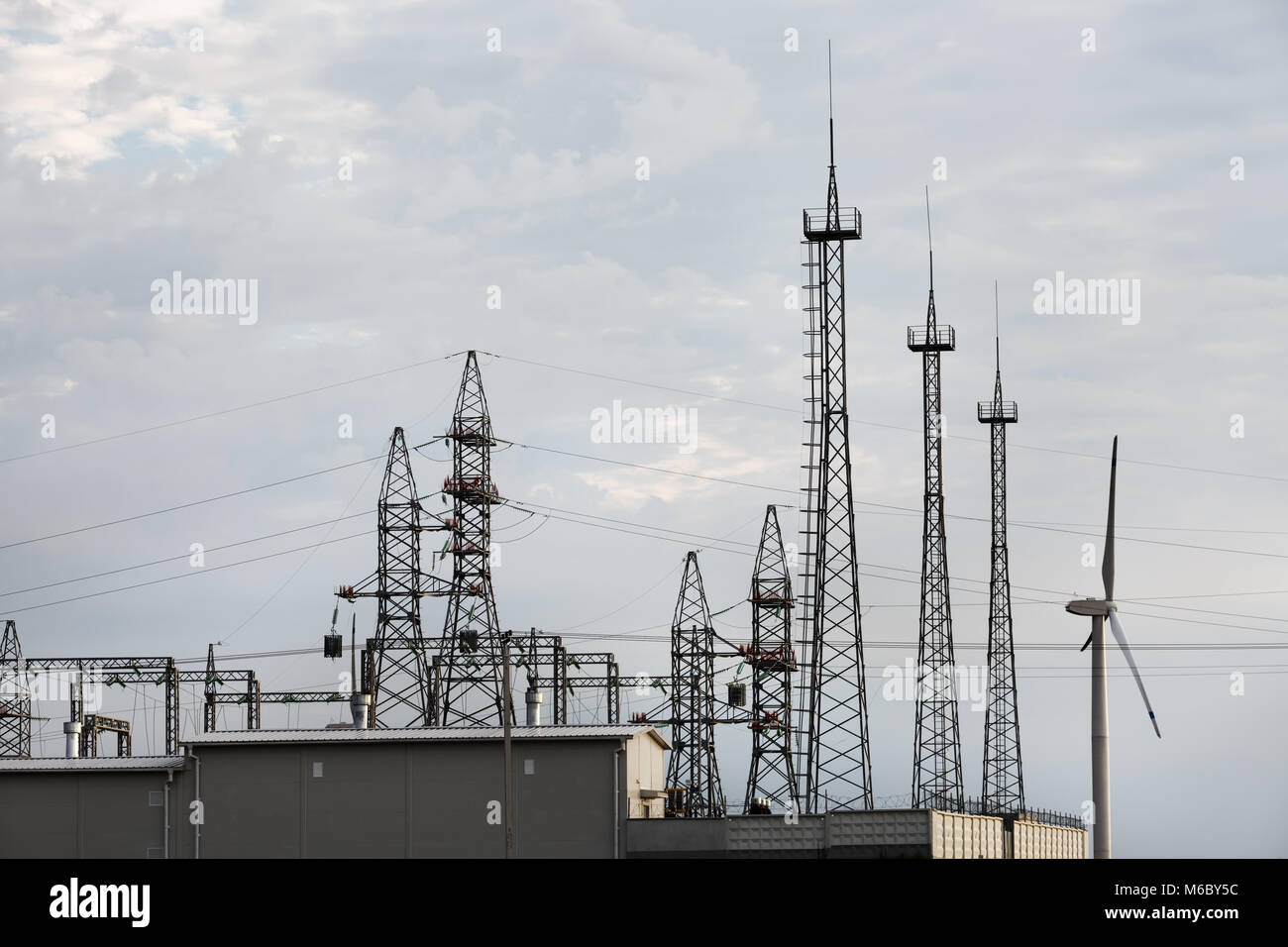 Stromübertragung Pylonen gegen bewölkter Himmel Hintergrund. Hohe Spannung Türmen. Stockfoto