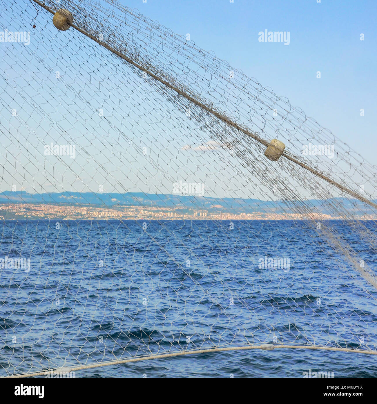 Kroatischen Adria an der Küste von Rijeka mit Fischernetz im Vordergrund. Stockfoto
