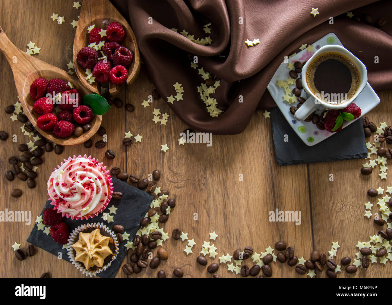 Morgens Kaffee mit Kuchen und Himbeeren Stockfoto