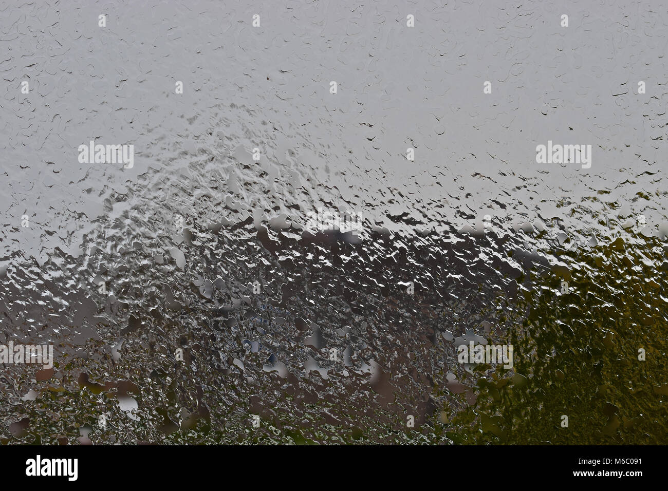 Eine "klare" Schlafzimmer Fenster ist in einem 'Frosted "Glas von einem Morgen der Regen der den eiskalten Glas geklebt hat und erstarrten verwandelt! Stockfoto