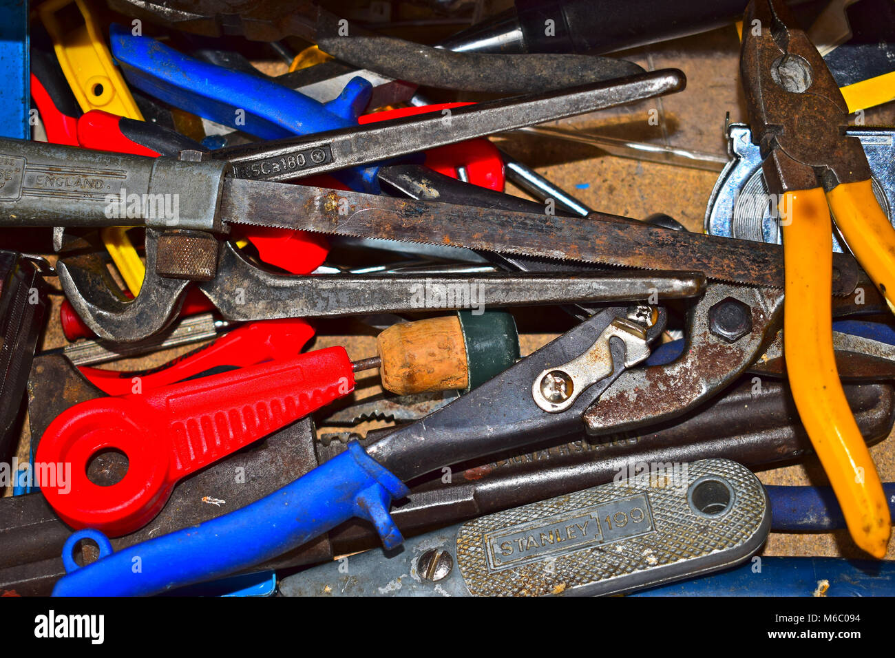 Ein buntes Sortiment an Tools gefunden in jeder Garage/Halle. Die Patina des Alters verleiht ein interessantes Gefühl des Gutes, das schon seit vielen Jahren in Stockfoto