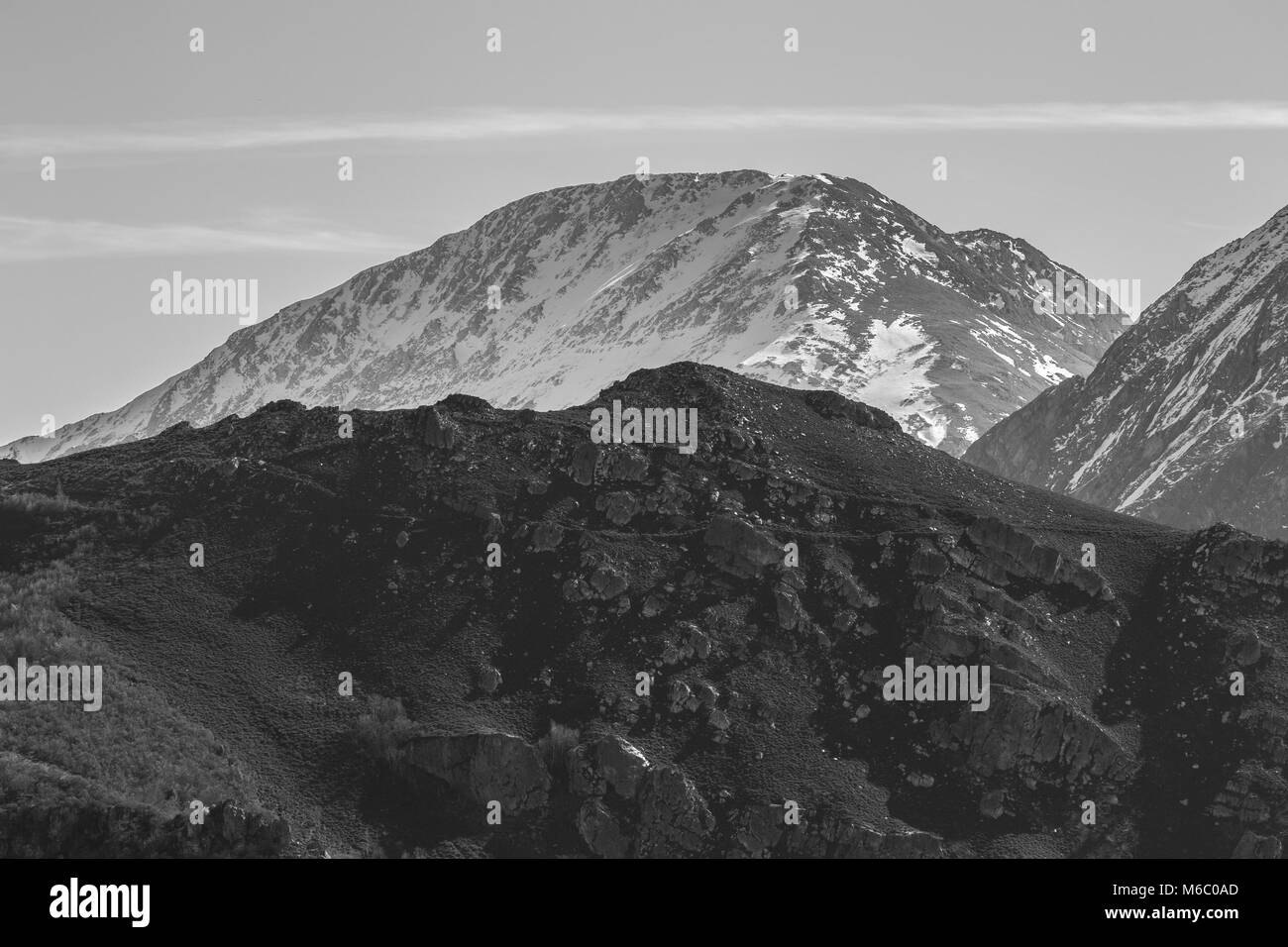 Die schneebedeckten Berge im Winter bieten spektakuläre Landschaften, vor allem, wenn die Sonne und Wolken erscheinen, die die Schönheit der Natur Stockfoto