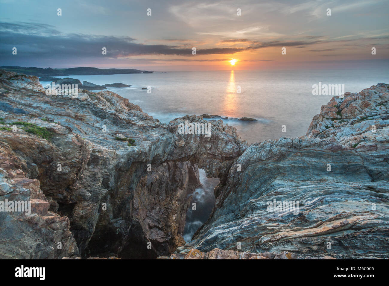 Die Sonnenuntergänge im Meer der Küsten und Strände von Galicien und Asturien haben nichts zu Neid auf andere Teile der Welt, wo die spektakulären Farbe Stockfoto