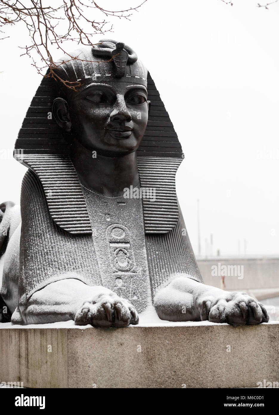 Ein Abstauben des Schnees auf einer Sphinx auf der Victoria Embankment, London, als extreme Wetterbedingungen fortgesetzt. Stockfoto