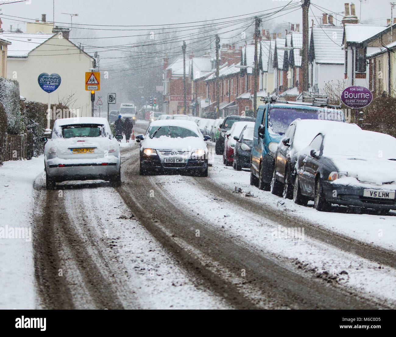 Verkehr Schlachten obwohl Schnee in Badshot Lea, in der Nähe von Farnham in Surrey, als extremes Wetter hat weiterhin verheerende Schäden im gesamten Vereinigten Königreich zu stiften. Stockfoto