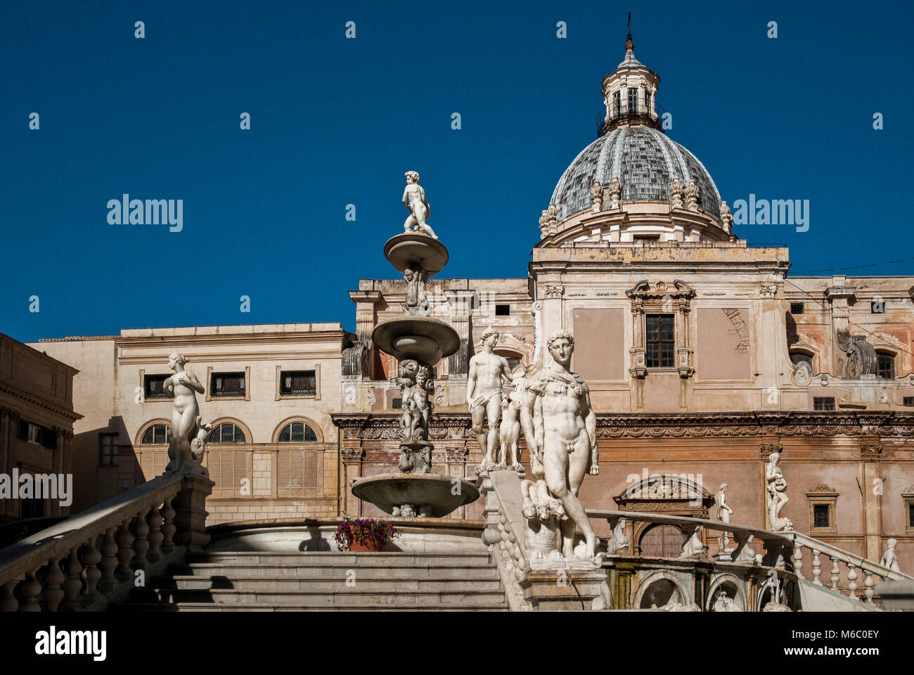 Blick auf den Brunnen der Schande auf barocke Piazza Pretoria, Palermo, Italien, 2013. Stockfoto