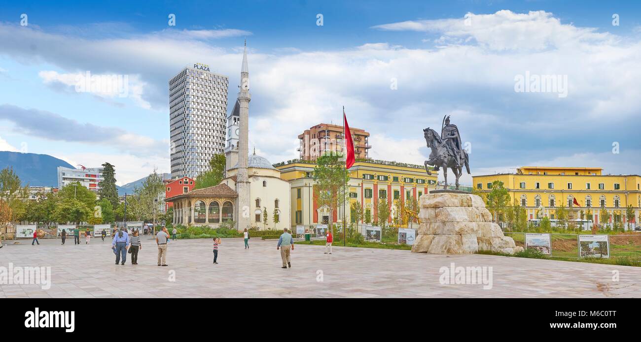 Albanien, Tirana - Statue von Skanderbeg, Ethem Bey Moschee und Rathaus Stockfoto