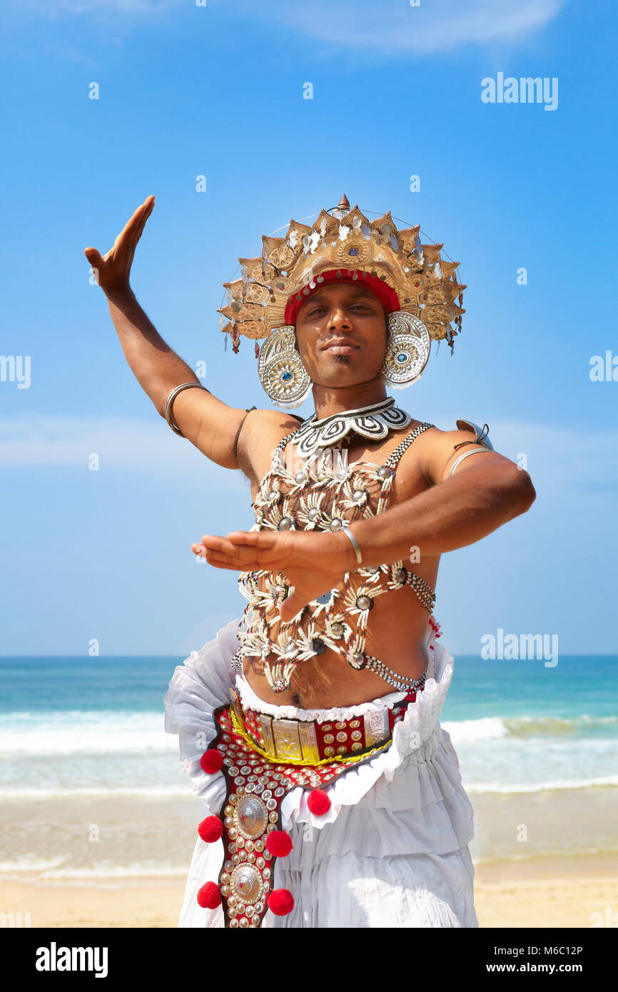 Lokale Tänzer in der traditionellen Tracht gekleidet, Sri Lanka Stockfoto
