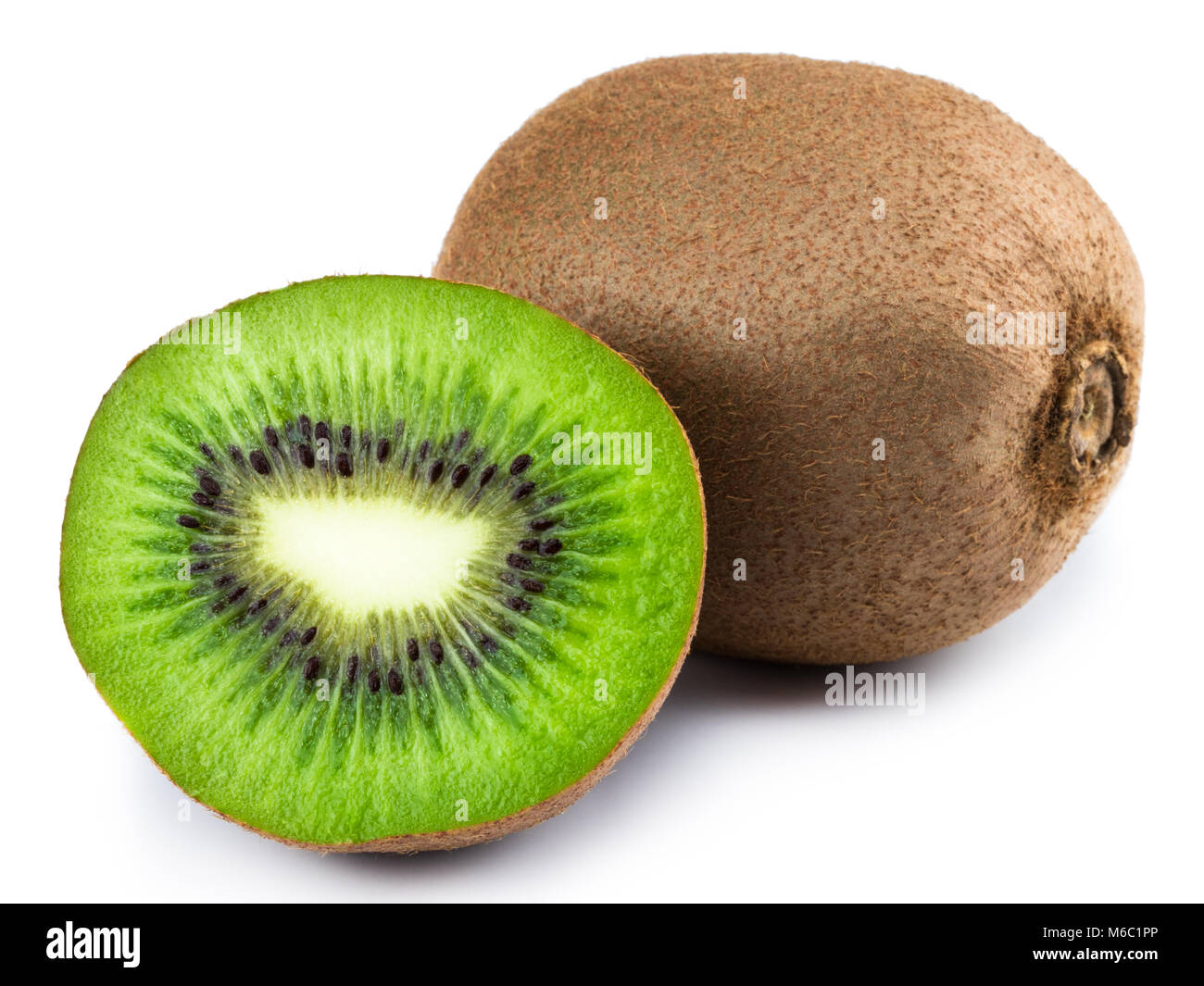 Reif ganze Kiwi und halbe Kiwi auf weißem Hintergrund Stockfotografie Alamy
