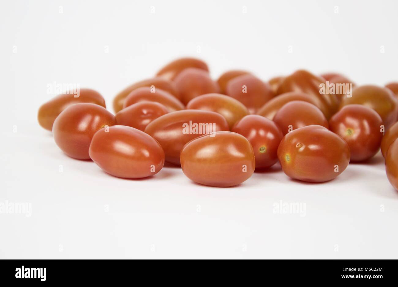 Cherry-Tomaten auf weißem Hintergrund Stockfoto