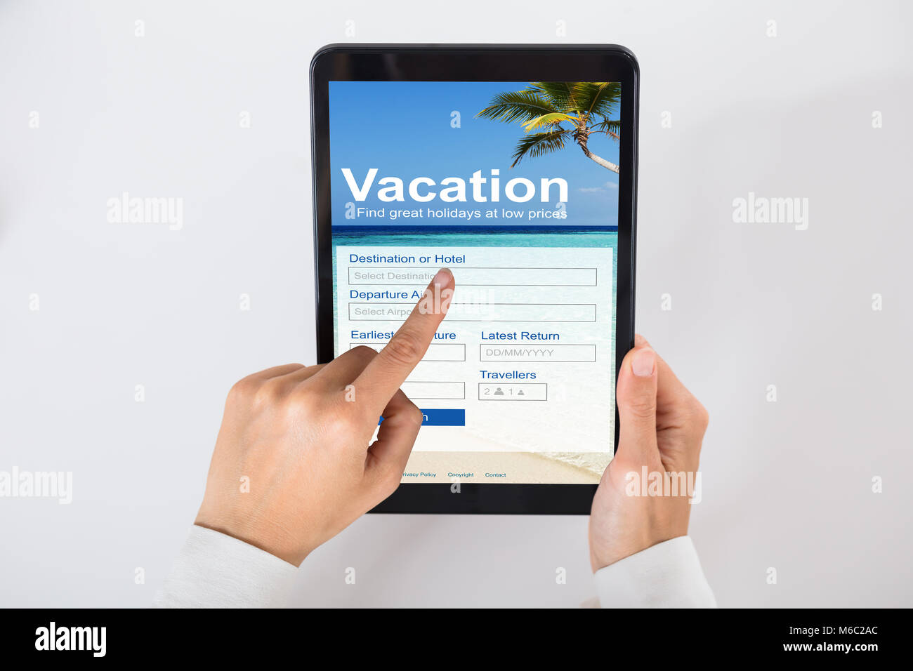 Hohe Betrachtungswinkel der Kaufmann Hand füllen Online Ferienhäuser Form auf digitalen Tablet Stockfoto