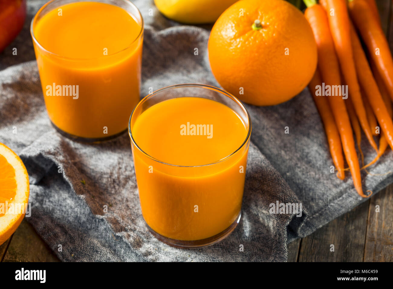Gesunde Organische orange Karotten Smoothie Fruchtsaft Getränk mit Mango und Banane Stockfoto