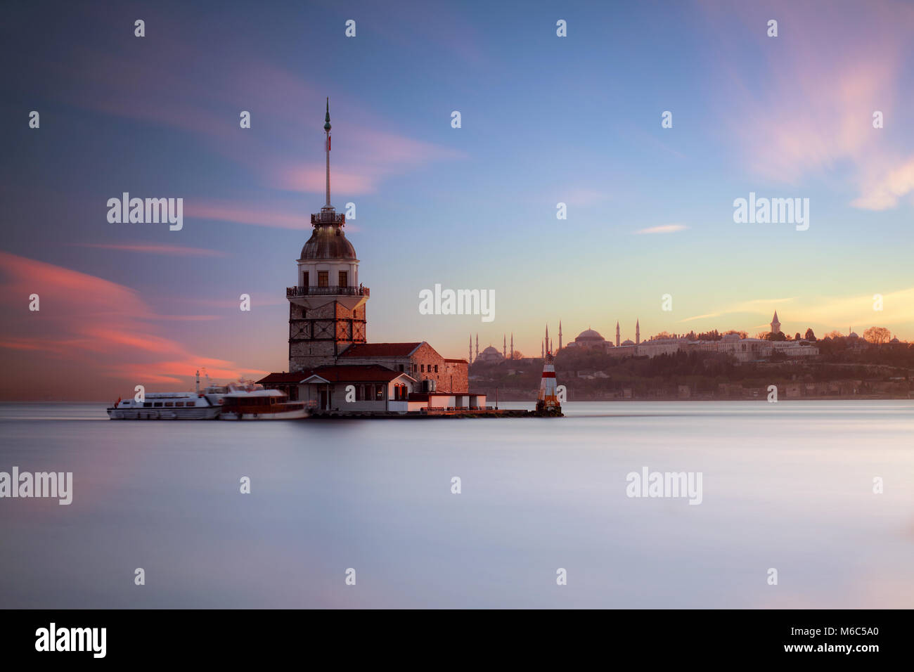 Istanbul ikonischen Orte Maiden's Tower und den Bosporus Brücke bei Sonnenuntergang Panorama Foto Stockfoto