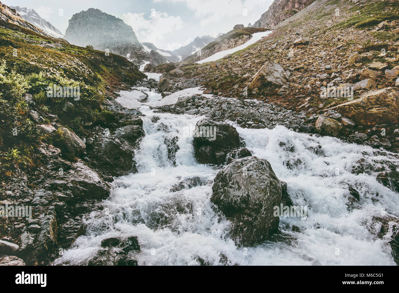 Fluß im Gebirge Landschaft fließenden Wasser ökologie Konzept reisen Landschaft Stockfoto