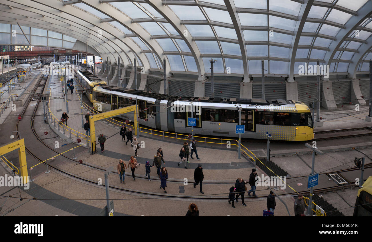 Straßenbahn Manchester Metrolink Bombarder Flexity Swift M5000 am Bahnhof Manchester Victoria Stockfoto