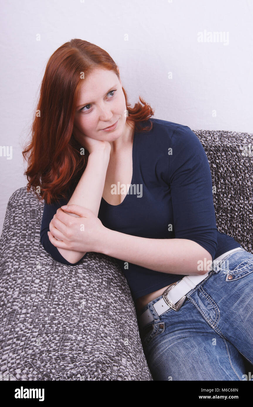 Junge Frau entspannt auf der Couch oder Sofa Stockfoto