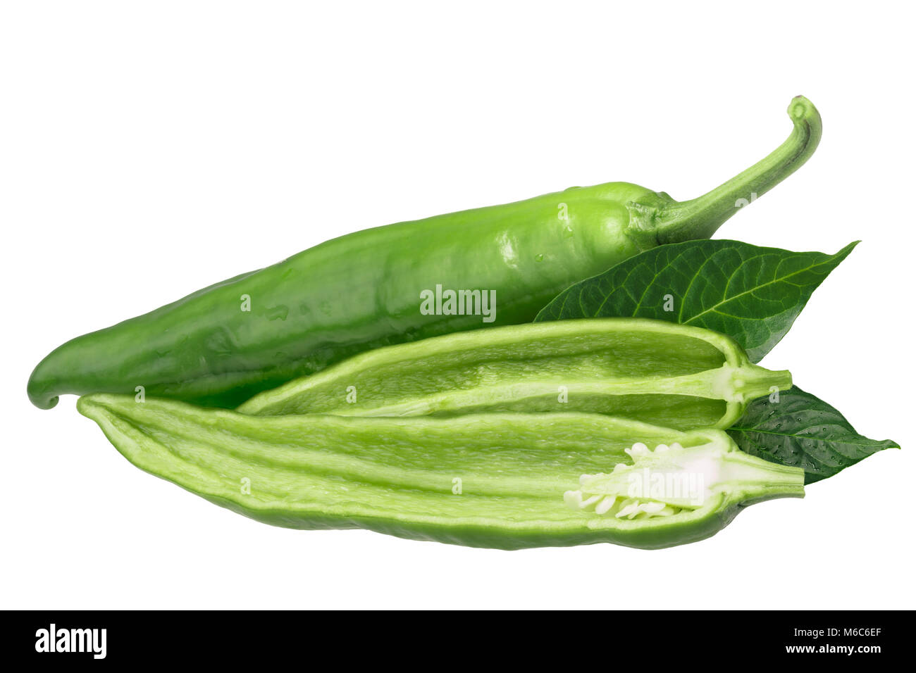 Hatch grüne Chilis (Capsicum annuum), Medium. Freistellungspfad Stockfoto