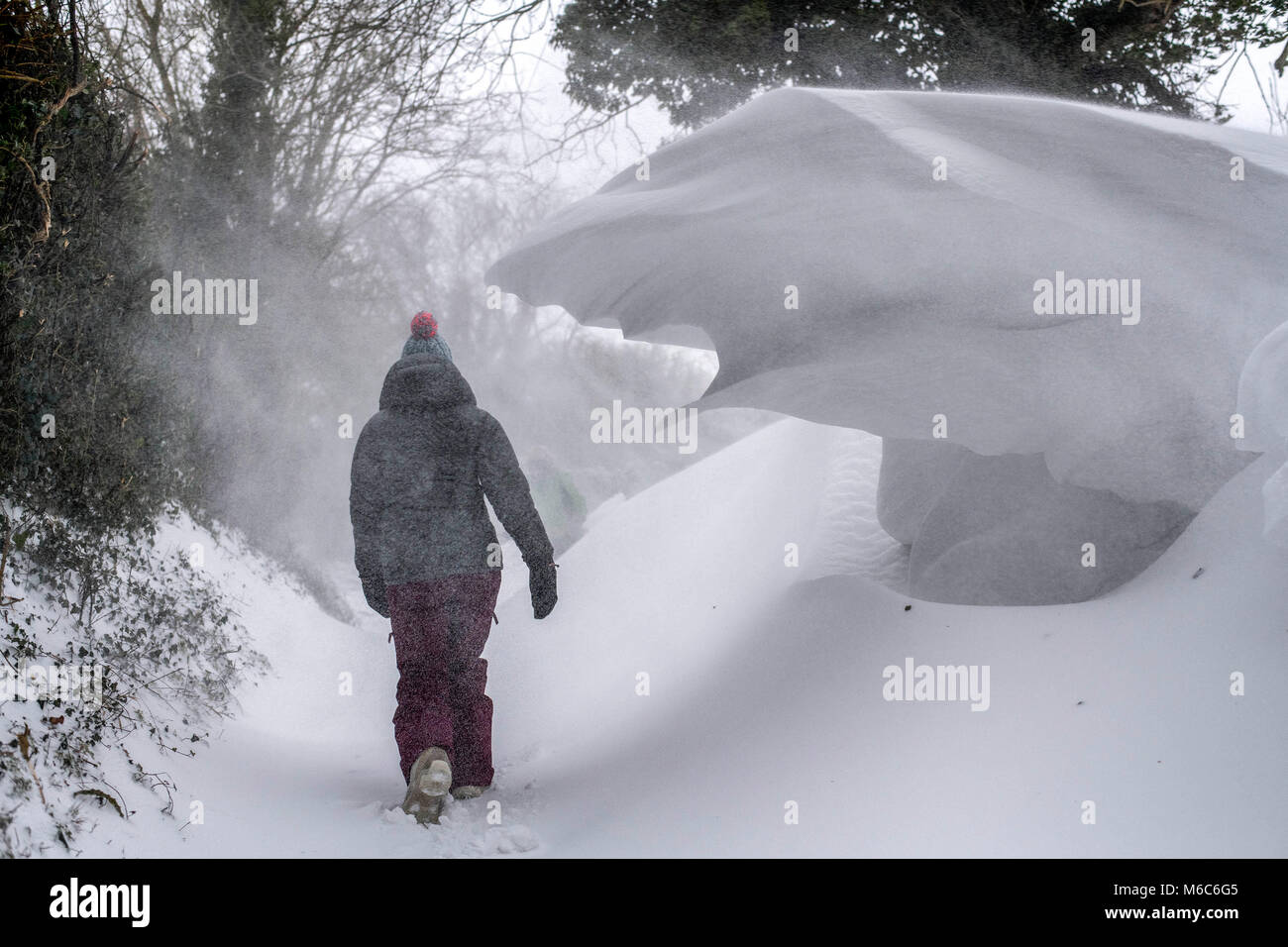 Eine schneeverwehung Bausteine einer Fahrspur auf Solsbury Hill außerhalb Bad in Somerset nach starkem Schneefall. Tier aus dem Osten, Sturm Emma. Stockfoto