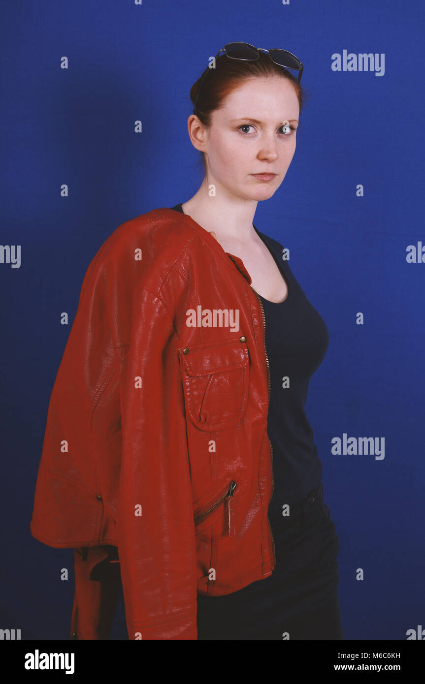 Junge Frau in Vintage Mode rote Lederjacke posiert Stockfoto