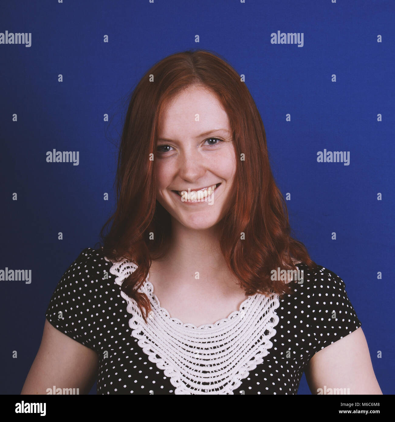 glückliche junge Frau mit toothy Lächeln Stockfoto
