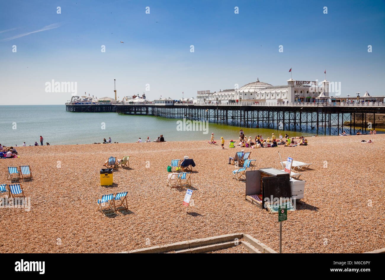 BRIGHTON, UK-Jun 5, 2013: Urlauber genießen guten Sommer Wetter am Kiesstrand in der Nähe von Brighton Palace Pier Stockfoto