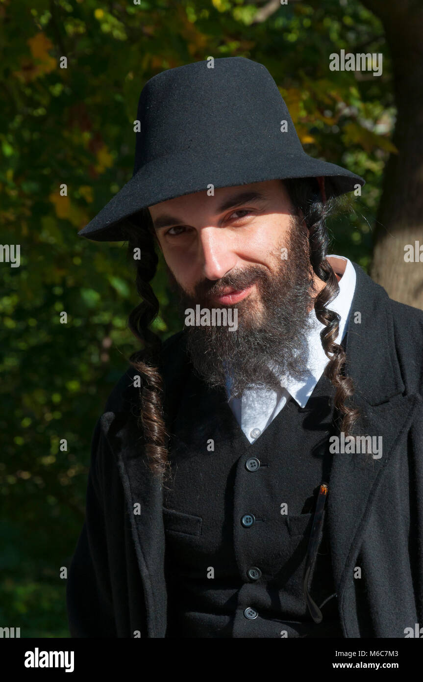 Jüdisch-orthodoxen Mann mit schwarzen Bart, Hut, weißes Hemd, Wams und  Mantel im Freien. Was ist Judentum und wie echte jüdisch-orthodoxen sollte  Kleidung und Aussehen l Stockfotografie - Alamy