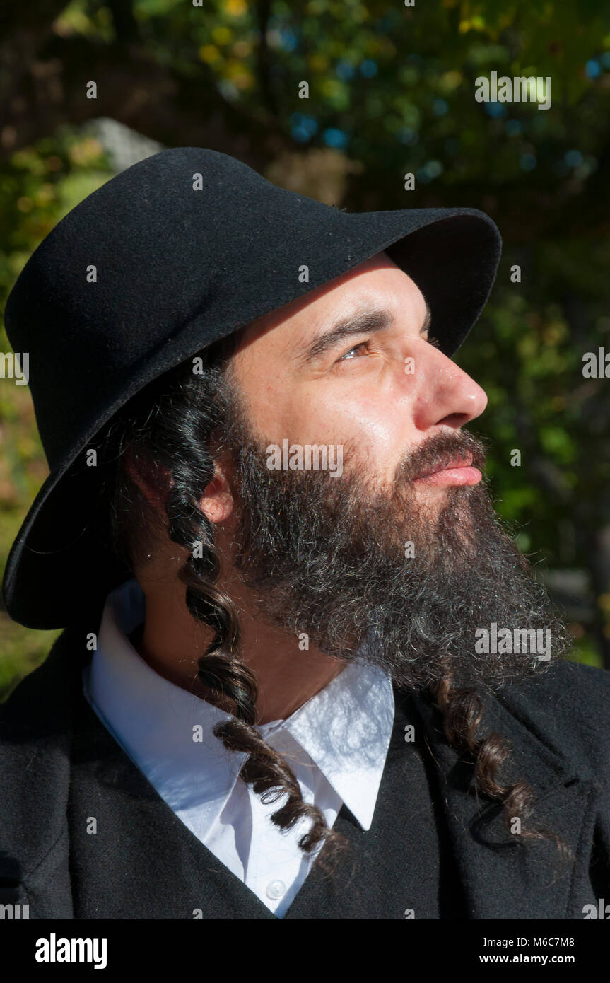 Was ist Judentum und wie echte jüdisch-orthodoxen sollte Kleidung und Aussehen. Außenbereich sonnige Porträt einer jungen orthodoxen jüdischen Mann mit schwarzen Bart und ha Stockfoto
