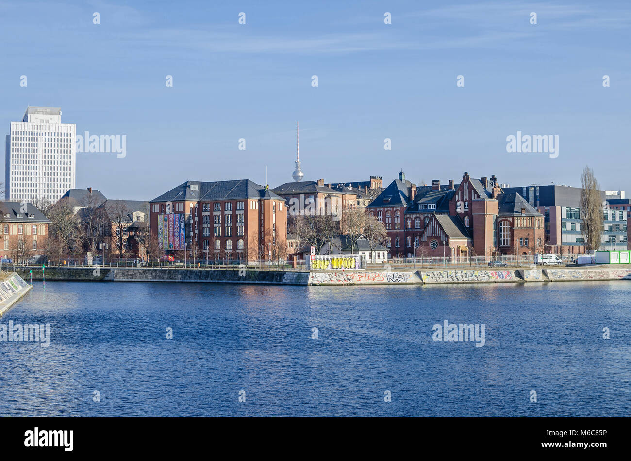 Berlin, Deutschland - 23. Februar 2018: Blick vom Humboldthafen am traditionellen Gebäude der Charité, Europas größtes Universitätsklinikum (Campus Stockfoto