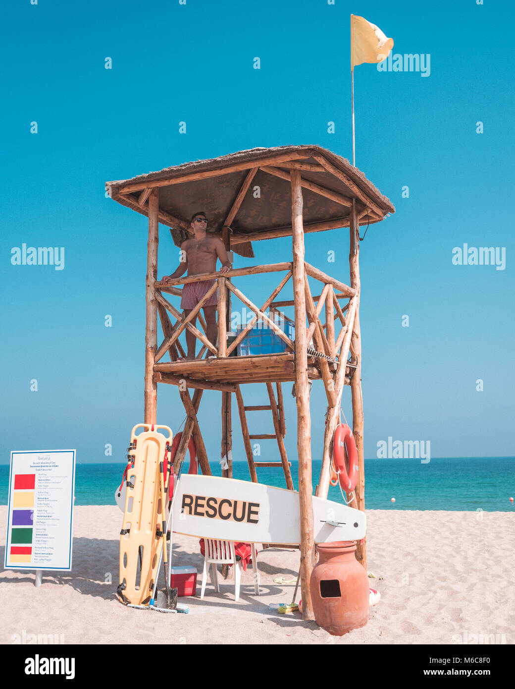 Rettungsschwimmer im Einsatz am Strand Stockfoto