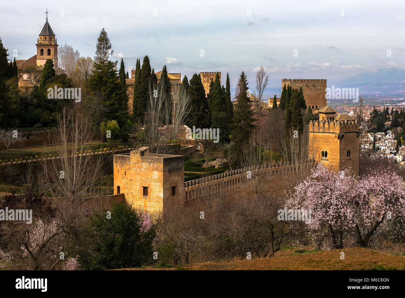 Blick auf die nördliche Wehrmauer der Alhambra von der Generalife, Granada, Andalusien, Spanien Stockfoto