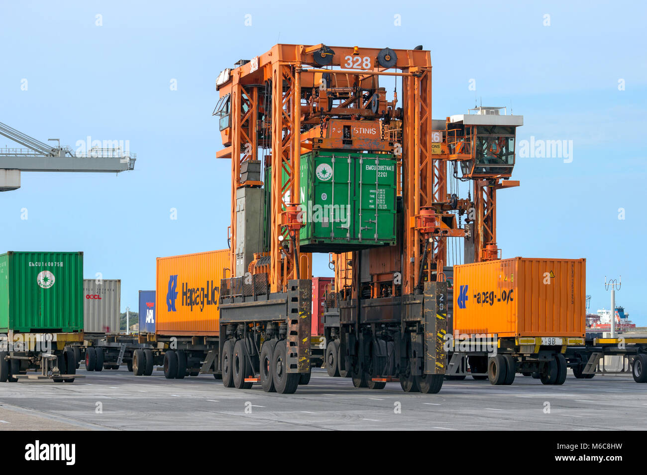 ROTTERDAM, Niederlande - Sep 8, 2013: Straddle Carrier moving Cargo Container in der ECT-versand Terminal im Hafen von Rotterdam. Stockfoto