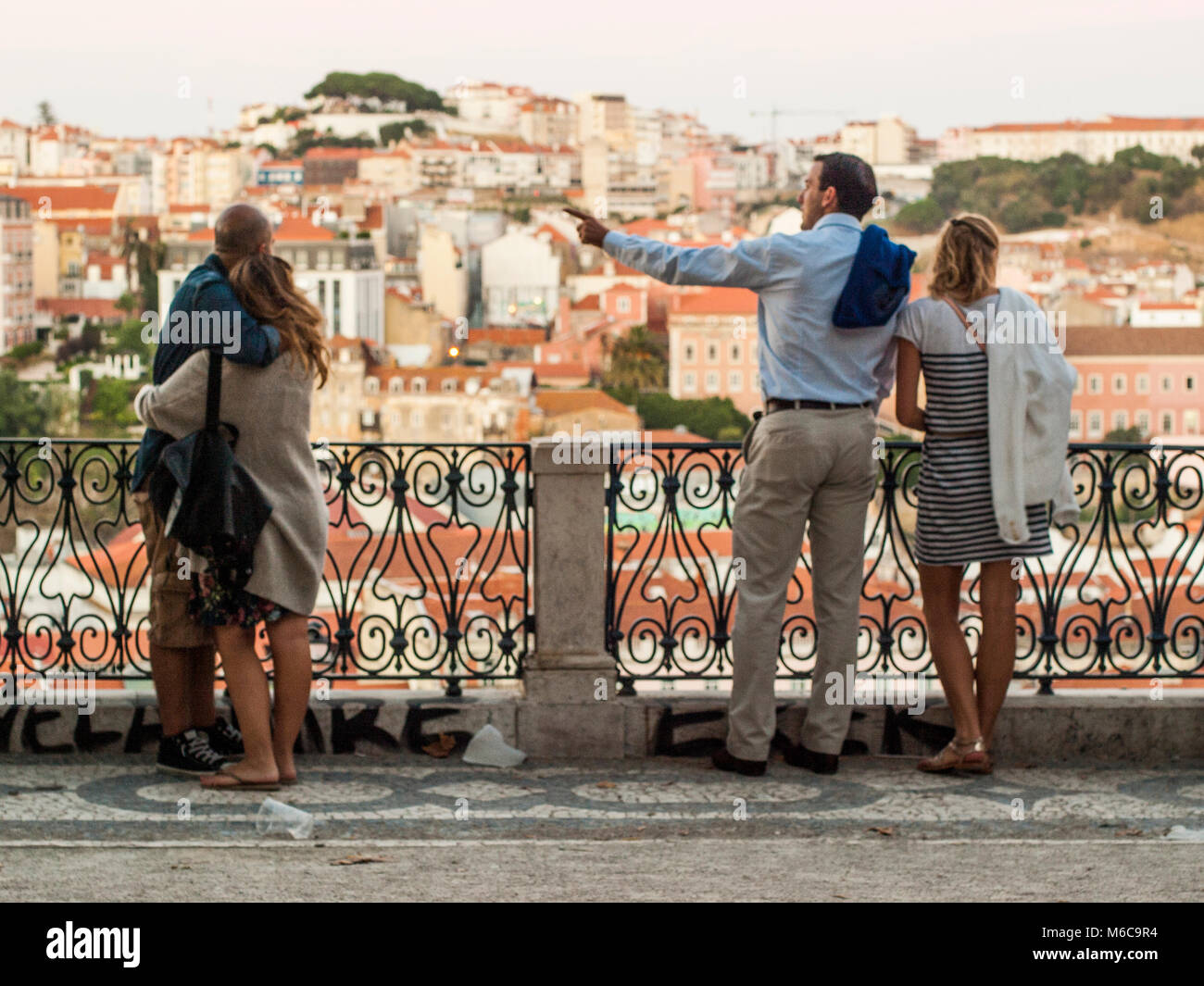 Stufe der Beziehung. Paare mit Blick auf Lissabon Altstadt. Paare weg zeigt. Stockfoto